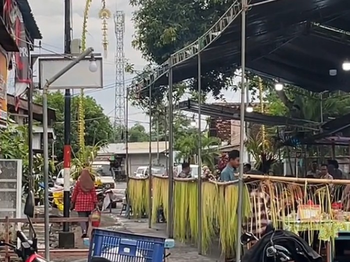 Acara pernikahan dengan konsep ala 70-an di samping pasar mendadak curi atensi warganet di TikTok.