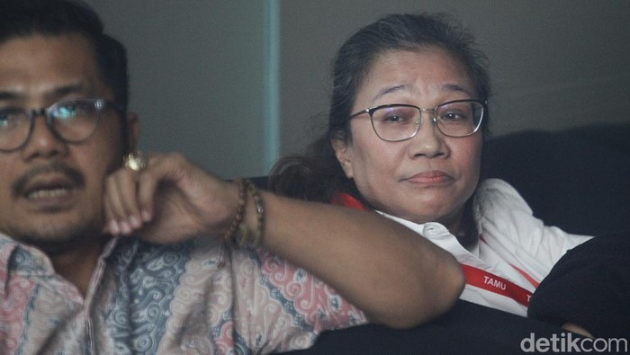 Agustiani Tio Diperiksa KPK Terkait Kasus Hasto Mantan terpidana kasus suap penggantian antarwaktu (PAW) anggota DPR Agustiani Tio Fridelina berjalan untuk menjalani pemeriksaan di Gedung Merah Putih KPK, Jakarta, Senin (6/1/2025).