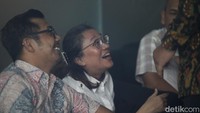 Agustiani tiba di Gedung KPK pada pukul 13.51 WIB. Ia tiba di Gedung Merah Putih mengenakan kemeja putih dan didampingi dua orang. 