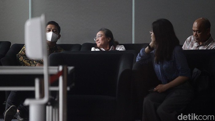 Agustiani Tio Diperiksa KPK Terkait Kasus Hasto Mantan terpidana kasus suap penggantian antarwaktu (PAW) anggota DPR Agustiani Tio Fridelina berjalan untuk menjalani pemeriksaan di Gedung Merah Putih KPK, Jakarta, Senin (6/1/2025).