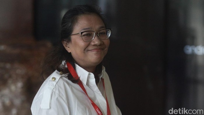 Agustiani Tio Diperiksa KPK Terkait Kasus Hasto Mantan terpidana kasus suap penggantian antarwaktu (PAW) anggota DPR Agustiani Tio Fridelina berjalan untuk menjalani pemeriksaan di Gedung Merah Putih KPK, Jakarta, Senin (6/1/2025).
