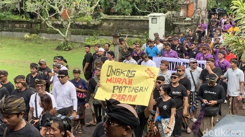Aksi damai Forum Perjuangan Driver Pariwisata Bali di kantor DPRD Bali, Senin (6/1/2025).