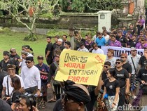 Driver Pariwisata Bali Tuntut Kuota Taksi Online Dibatasi