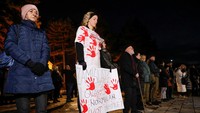 Ribuan warga Montenegro berkumpul di kota Cetinje pada Minggu (5/1/2025) untuk mengenang 12 korban penembakan massal minggu lalu. Massa yang marah menuduh polisi tidak berbuat cukup banyak untuk menghentikan amukan pria bersenjata itu.