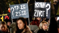 Dalam kejahatan yang menggemparkan negara Balkan kecil itu, Aco Martinovic yang berusia 45 tahun melakukan penembakan massal yang berlangsung selama berjam-jam pada Rabu (1/1). Dia kemudian mengarahkan senjatanya ke dirinya sendiri, dan meninggal pada Kamis pagi (2/1) karena luka-lukanya.  