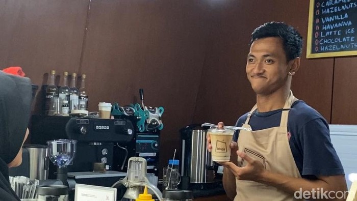 Alif Rizki Ramadhan, seorang barista penyandang disabilitas tunarungu juga tuna wicara di Difabis Coffee & Tea