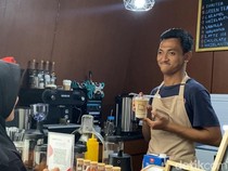 Kenalkan! Alif, Barista Difabel di Kafe di Jantung Kota Jakarta