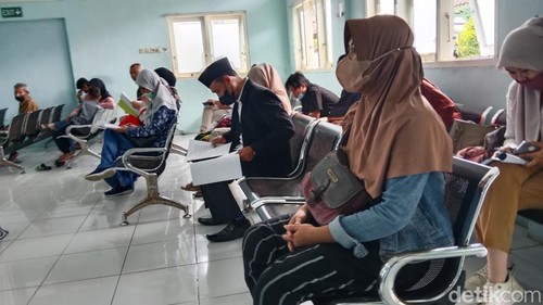 Antrean pengunjung untuk mendapatkan pelayanan di RSUD Soejono Selong, Lombok Timur, Senin (6/1/2025).