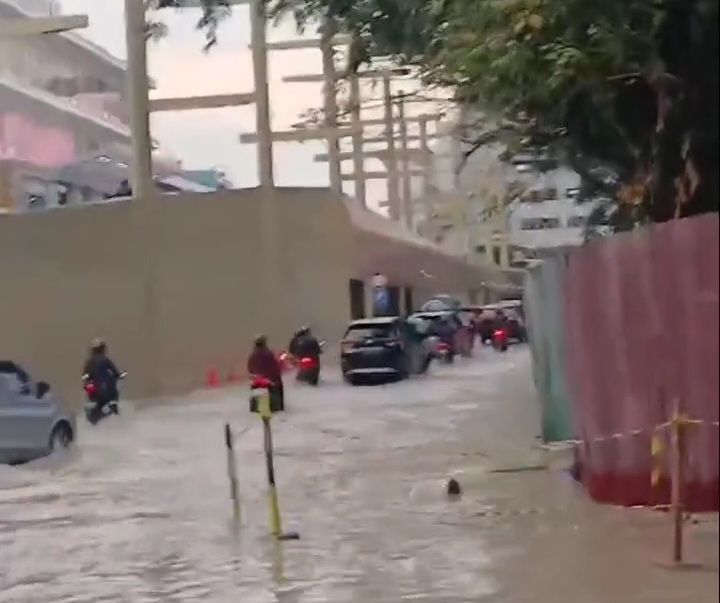 Banjir merendam bagian bawah overpass Stasiun Kereta Api Medan (Dok. Istimewa)