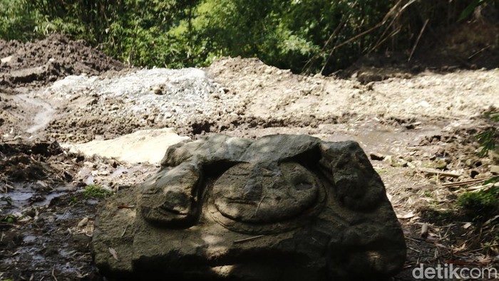 Batu yang merupakan bagian dari arca ditemukan di lokasi proyek Jalan Tembus Sleman-Gunungkidul, Prambanan, Sleman, Senin (6/1/2025)