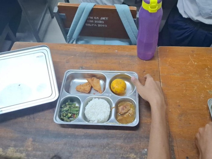Penjabat (Pj) Gubernur DKI Jakarta Teguh Setyabudi mengecek program Makan Bergizi di SMPN 61, Slipi, Jakarta Barat, Senin (6/1/2025).