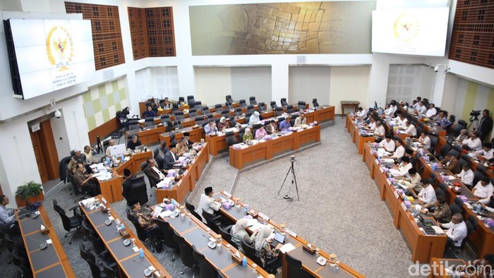 Komisi VIII Raker dengan Menag dan Kepala BPH serta RDP dengan Kepala BPKH dengan agenda Penetapan Biaya Haji 2025 di Gedung Nusantara II Komplek Parlemen Senayan Jakarta, Senin (6/1/2025).