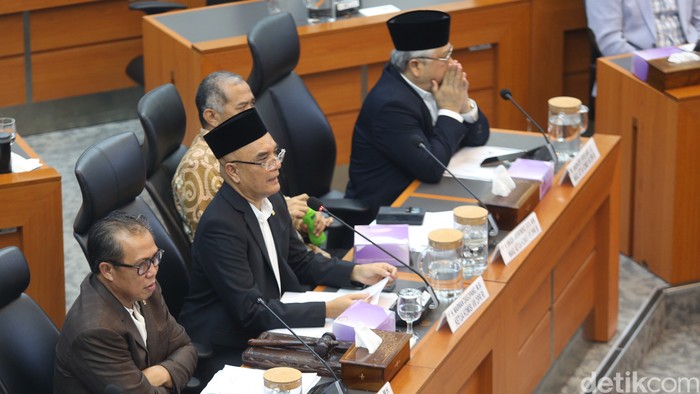 Komisi VIII Raker dengan Menag dan Kepala BPH serta RDP dengan Kepala BPKH dengan agenda Penetapan Biaya Haji 2025 di Gedung Nusantara II Komplek Parlemen Senayan Jakarta, Senin (6/1/2025).
