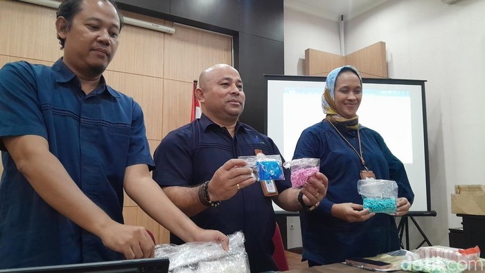 BPOM menemukan dugaan tindak pidana penyalahgunaan obat di sebuah apotek di Cilegon, Banten, dengan membuat obat setelan (Bahtiar/detikcom)