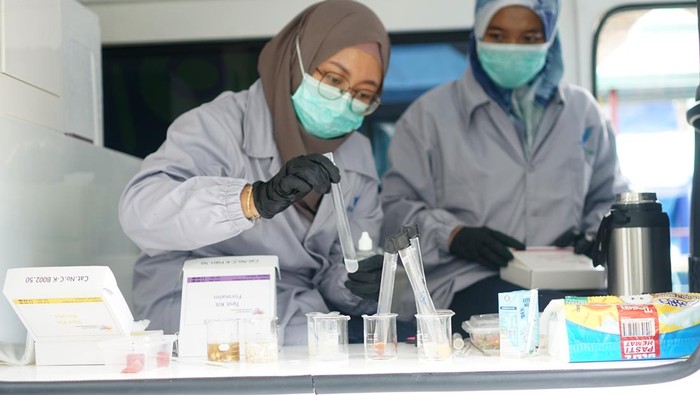 BPOM Periksa Menu Makan Bergizi Gratis Petugas Badan Pengawas Obat dan Makanan (BPOM) menunjukkan hasil uji sampel makanan pada program Makan Bergizi Gratis (MBG) di Tulungagung, Jawa Timur, Senin (6/1/2025). Pemeriksaan secara acak dilakukan untuk memastikan seluruh paket makanan dalam program MBG yang diberikan kepada siswa layak konsumsi dan tidak mengandung bakan kimia berbahaya seperti boraks, ormalin dan rhodamin B. ANTARA FOTO/Destyan Sujarwoko/nz