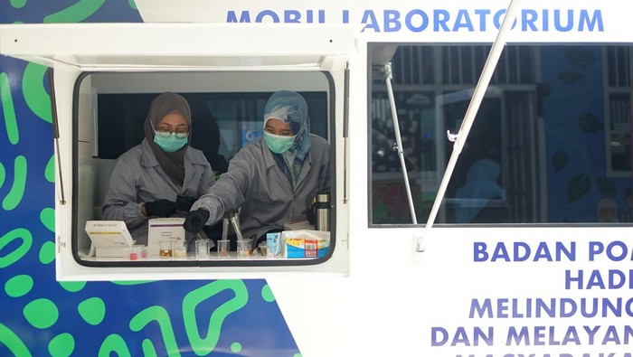 Petugas Badan Pengawas Obat dan Makanan (BPOM) menunjukkan hasil uji sampel makanan pada program Makan Bergizi Gratis (MBG) di Tulungagung, Jawa Timur, Senin (6/1/2025). Pemeriksaan secara acak dilakukan untuk memastikan seluruh paket makanan dalam program MBG yang diberikan kepada siswa layak konsumsi dan tidak mengandung bakan kimia berbahaya seperti boraks, ormalin dan rhodamin B. ANTARA FOTO/Destyan Sujarwoko/nz