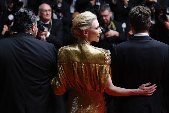 Ketika itu, Elizabeth Stewart, stylist yang menangani gaya Cate, mengungkapkan bahwa pembuatan gaun tersebut memakan waktu hingga 1.200 jam kerja. Pengerjaan termasuk menyulam detail manik-manik emas yang total beratnya mencapai 6 kg. Lipatan gaunnya begitu sempurna sehingga terlihat seperti cairan dan sekaligus seperti diukir dari batu, tambahnya. (Foto: Millie Turner/Invision/AP)