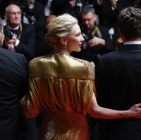 Ketika itu, Elizabeth Stewart, stylist yang menangani gaya Cate, mengungkapkan bahwa pembuatan gaun tersebut memakan waktu hingga 1.200 jam kerja. Pengerjaan termasuk menyulam detail manik-manik emas yang total beratnya mencapai 6 kg. Lipatan gaunnya begitu sempurna sehingga terlihat seperti cairan dan sekaligus seperti diukir dari batu, tambahnya. (Foto: Millie Turner/Invision/AP)