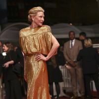 Ya, gaun tersebut rupanya sudah pernah dipakai Cate di Cannes Film Festival ke-77 yang digelar pada Mei lalu. Kreasi Louis Vuitton ini menjadi andalannya saat menghadiri pemutaran perdana film barunya saat itu yang bertajuk Rumors. (Foto: Vianney Le Caer/Invision/AP)