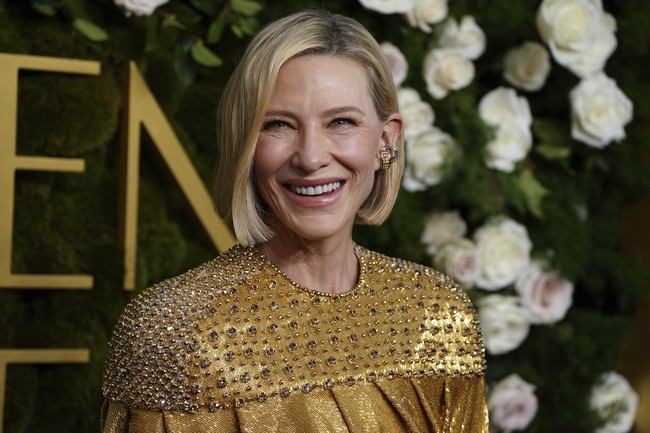 Untuk momen spesial tersebut, ia berkilauan dalam balutan sebuah gaun emas. Merasa familier? (Foto: Jordan Strauss/Invision/AP)