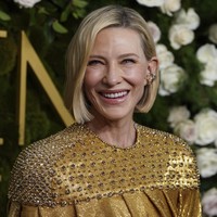 Untuk momen spesial tersebut, ia berkilauan dalam balutan sebuah gaun emas. Merasa familier? (Foto: Jordan Strauss/Invision/AP)