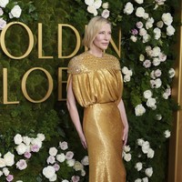 Berbeda dari versi aslinya, detail beading diperbanyak pada bagian bodice sehingga memberi kesan baru pada gaun rancangan direktur kreatif Louis Vuitton Nicolas Ghesquiere. Hair do Cate yang berbeda dari penampilannya di Cannes membuat look kali ini lebih fresh.  (Foto: Jordan Strauss/Invision/AP)