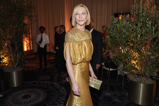 Cate kemudian melengkapi gayanya dengan clutch Louis Vuitton berwarna senada. Aura glamornya pun makin terpancar maksimal. (Foto: Chris Pizzello/Invision/AP)
