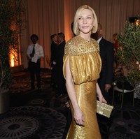 Cate kemudian melengkapi gayanya dengan clutch Louis Vuitton berwarna senada. Aura glamornya pun makin terpancar maksimal. (Foto: Chris Pizzello/Invision/AP)