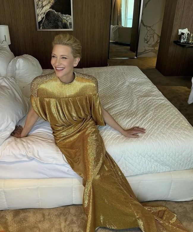 Cate hanyalah satu dari segelintir bintang Hollywood yang tak enggan mengulang gaun yang sama di karpet merah atau memakai sesuatu yang eco friendly demi lingkungan. Fashion termasuk industri yang menjadi penyumbang limbah terbesar di dunia. DI BAFTA 2023, ia mengenakan kalung khusus dari Louis Vuitton yang terbuat dari mutiara daur ulang dan batu permata turmalin teal. Ia juga terkenal mengenakan gaun daur ulang dari Armani dalam berbagai kesempatan, termasuk di Golden Globes 2014 dan Screen Actors Guild Awards 2023. (Foto: dok. Instagram)