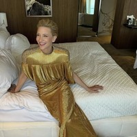 Cate hanyalah satu dari segelintir bintang Hollywood yang tak enggan mengulang gaun yang sama di karpet merah atau memakai sesuatu yang eco friendly demi lingkungan. Fashion termasuk industri yang menjadi penyumbang limbah terbesar di dunia. DI BAFTA 2023, ia mengenakan kalung khusus dari Louis Vuitton yang terbuat dari mutiara daur ulang dan batu permata turmalin teal. Ia juga terkenal mengenakan gaun daur ulang dari Armani dalam berbagai kesempatan, termasuk di Golden Globes 2014 dan Screen Actors Guild Awards 2023. (Foto: dok. Instagram)