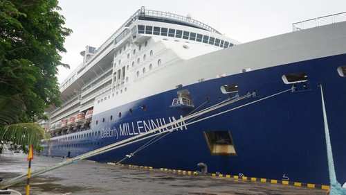 Celebrity Millenium yang membawa 2.400 penumpang saat bersandar di Pelabuhan Benoa, Bali, pada Kamis (2/1/2025). (Foto: Istimewa/Dok. Pelindo)
