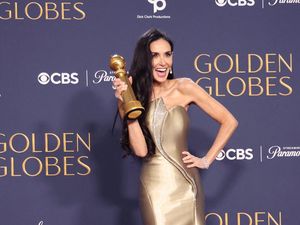 Senyum Bahagia Demi Moore Setengah Abad Nantikan Piala