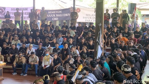 Salah seorang sopir pariwisata asal Klungkung, Wayan Widiasa menyampaikan aspirasinya di DPRD Bali, Senin (6/1/2025).