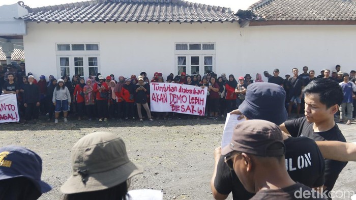 Warga Koroulon Kidul menggelar aksi di Kalurahan Bimomartani, Kapanewon Ngemplak, Sleman, Senin (6/1/2025).