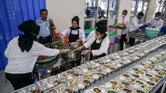 Petugas dapur menyiapkan menu makan siang untuk didistribusikan ke sekolah-sekolah pada Program Makan Bergizi Gratis (MBG) oleh Satuan Pelayanan Pemenuhan Gizi (SPPG) di Lanud Adi Soemarmo, Karanganyar, Jawa Tengah, Senin (6/1/2025). Pemerintah mulai hari ini mengoperasikan 190 satuan pemenuhan pelayanan gizi (SPPG) atau dapur MPG yang tersebar di 26 provinsi dan berharap target 937 dapur MBG dapat tercapai pada akhir Januari 2025. ANTARA FOTO/Mohammad Ayudha/nz.