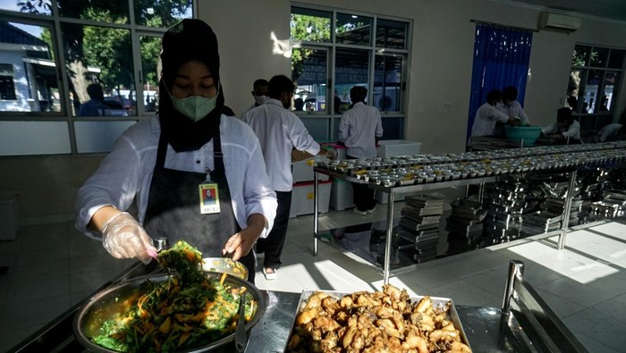 Distribusi program makan bergizi gratis Petugas dapur menyiapkan menu makan siang untuk didistribusikan ke sekolah-sekolah pada Program Makan Bergizi Gratis (MBG) oleh Satuan Pelayanan Pemenuhan Gizi (SPPG) di Lanud Adi Soemarmo, Karanganyar, Jawa Tengah, Senin (6/1/2025). Pemerintah mulai hari ini mengoperasikan 190 satuan pemenuhan pelayanan gizi (SPPG) atau dapur MPG yang tersebar di 26 provinsi dan berharap target 937 dapur MBG dapat tercapai pada akhir Januari 2025. ANTARA FOTO/Mohammad Ayudha/nz.