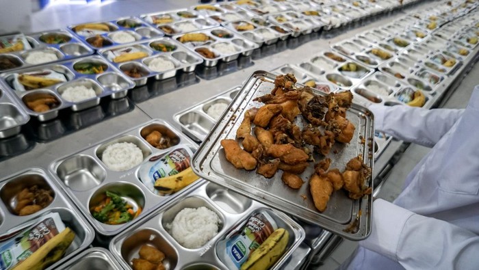 Distribusi program makan bergizi gratis Petugas dapur menyiapkan menu makan siang untuk didistribusikan ke sekolah-sekolah pada Program Makan Bergizi Gratis (MBG) oleh Satuan Pelayanan Pemenuhan Gizi (SPPG) di Lanud Adi Soemarmo, Karanganyar, Jawa Tengah, Senin (6/1/2025). Pemerintah mulai hari ini mengoperasikan 190 satuan pemenuhan pelayanan gizi (SPPG) atau dapur MPG yang tersebar di 26 provinsi dan berharap target 937 dapur MBG dapat tercapai pada akhir Januari 2025. ANTARA FOTO/Mohammad Ayudha/nz.