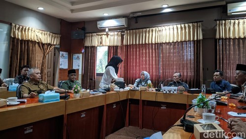 Ketua Komisi V DPRD NTB Lalu Sudiartawan ditemui seusai rapat internal di ruangan Komisi V DPRD NTB, Senin sore (6/1/2025). Foto: (Ahmad Viqi/detikBali).
