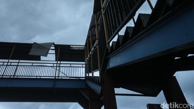 Duh, Atap JPO di Kranji Bikin Bahaya Warga