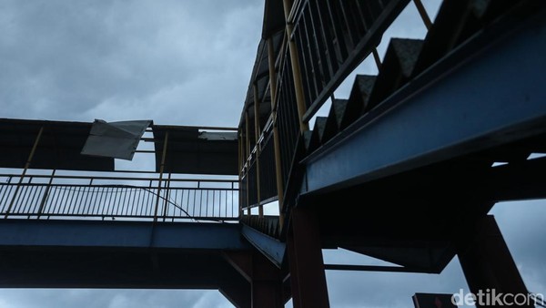 Duh, Atap JPO di Kranji Bikin Bahaya Warga
