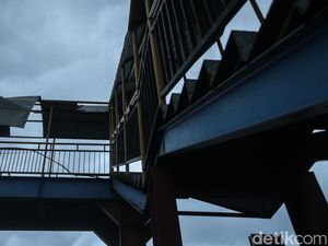 Duh, Atap JPO di Kranji Bikin Bahaya Warga