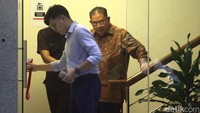 Direktur Utama PT Taspen (Persero) periode 2013 hingga Januari 2020 Iqbal Latanro (IL) meninggalkan gedung Merah Putih KPK, Jakarta, Senin (6/1/2025) usai menjalani pemeriksaan.  