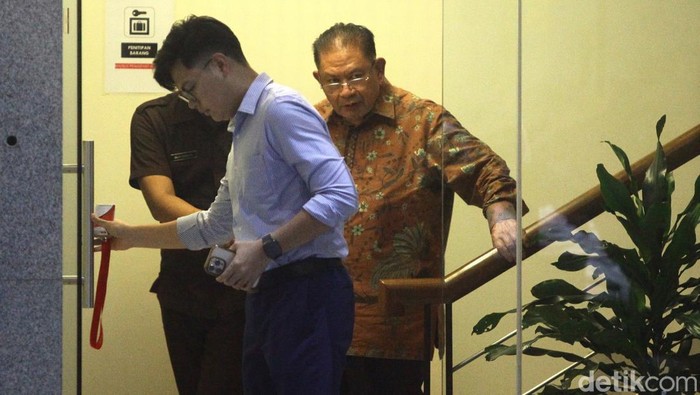 Direktur Utama PT Taspen (Persero) periode 2013 hingga Januari 2020 Iqbal Latanro (IL) meninggalkan gedung Merah Putih KPK, Jakarta, Senin (6/1/2025) usai menjalani pemeriksaan.