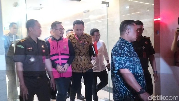 Eks Kepala Dinas Kebudayaan Jakarta Iwan Henry Wardhana ditahan. (Maulani/detikcom)