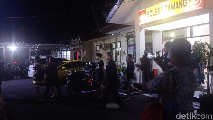 Empat terdakwa geng motor dibebaskan sebentar dari sel tahanan khusus anak Mapolsek Tawang.