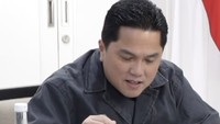 Makan bareng Zulkifli Hasan, Erick menunjukkan lauk pindang khas Lampung yang disantapnya. Ia bahkan mengajak Menteri Koordinator Bidang Pangan Indonesia itu mengatakan Enak terusss.  Foto: Instagram erickthohir