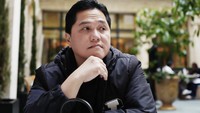 Kalau ini momen tea time ala Erick Thohir. Tak hanya minum teh, ia juga memanfaatkan momen ini untuk merenung sekaligus bersyukur. Foto: Instagram erickthohir