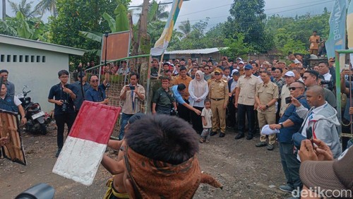 Fadli Zon disambut tarian tradisional saat kunjungan kerja di Lombok Tengah, NTB, Senin (6/1/2025).