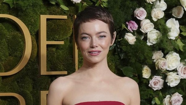 5 Gaya Emma Stone Tampil Fresh dengan Rambut Pixie Cut di Golden Globes 2025