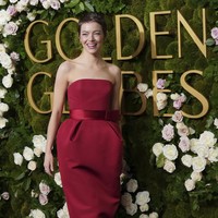 Emma Stone tampil memukau dalam balutan gaun strapless berwarna merah marun yang elegan dari koleksi Louis Vuitton. Gaun ini memiliki potongan siluet column yang ramping dengan aksen pita di pinggang, menambahkan sentuhan struktur yang modern sekaligus klasik. Foto: Jordan Strauss/Invision/AP